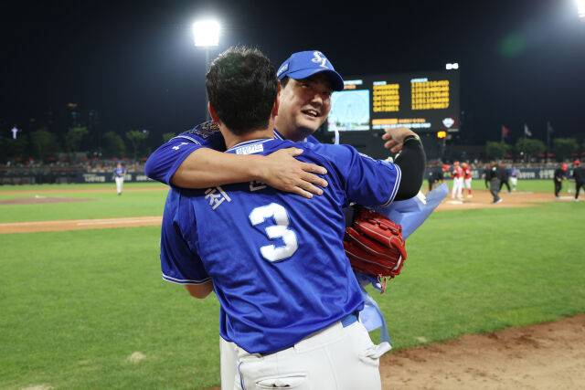 김태훈(우)에게 꽃다발을 전달하는 최원태(좌)./삼성 라이온즈