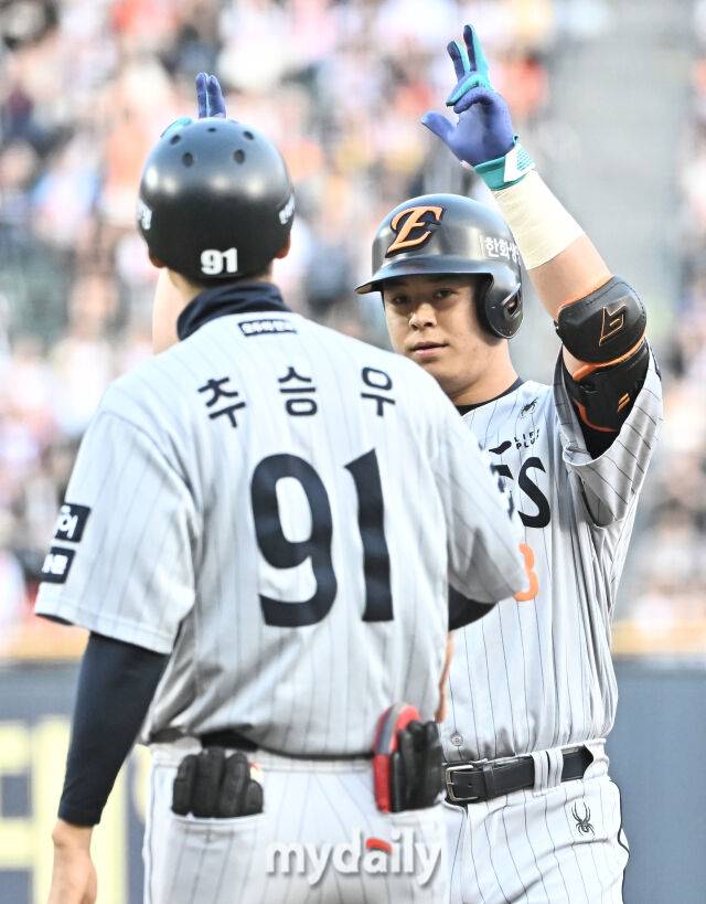 28일 오후 서울 잠실야구장에서 진행된 '2025 프로야구 KBO리그' LG트윈스와 한화이글스의 경기. 한화 노시환이 3회초 2사 2루서 1타점 적시타를 터뜨린 뒤 환호하고 있다./마이데일리