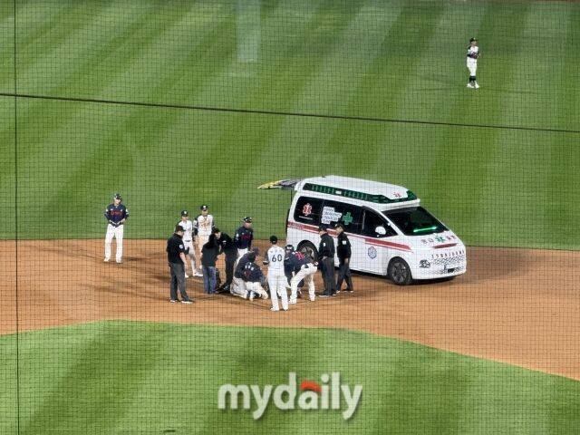 앰뷸런스를 통해 병원으로 이송된 롯데 자이언츠 장두성./수원 = 박승환 기자