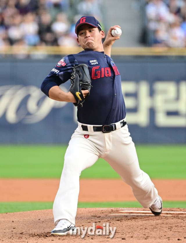 2024년 8월 31일 서울 잠실구장에서 '2024 신한 SOL Bank KBO리그, 롯데 자이언츠와 두산 베어스의 경기가 열렸다. 롯데 선발투수 김진욱이 역투하고 있다./마이데일리