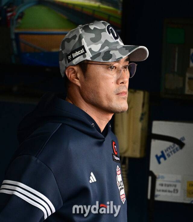 2025년 6월 4일 오후 서울 잠실구장에서 진행된 '2025 신한 SOL뱅크 KBO 리그' KIA 타이거즈와 두산 베어스의 경기. 두산 조성환 감독대행이 경기를 지켜보고 있다./마이데일리