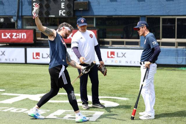 제이크 케이브(좌)와 조성환 감독대행./두산 베어스