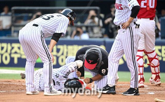 2025년 6월 12일 오후 서울 잠실구장에서 '2025 신한 SOL뱅크 KBO 리그' SSG 랜더스와 LG 트윈스의 경기가 열렸다.LG 구본혁이 2회말 선두타자로 나와 SSG 선발투수 전영준의 투구에 맞고 고통을 호소하고 있다./마이데일리