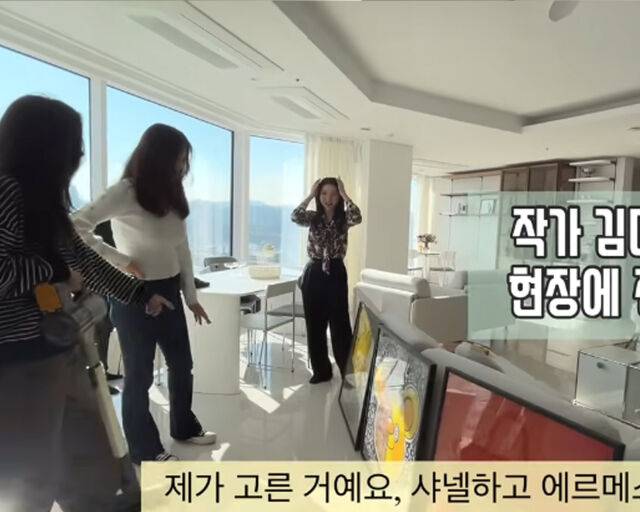 오나라의 집에 작가 김미네가 그림을 직접 세팅해 주러 찾아왔다. / 유튜브 '공간치유'