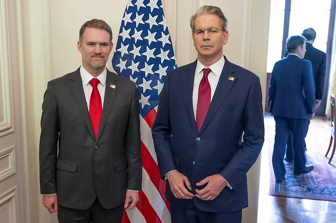 지난달 10일(현지시간) 스위스 제네바에서 열린 미국과 중국 간 양자 회담에서 제이미슨 그리어 미국 무역대표부 대표(왼쪽)와 스콧 베선트 미국 재무부 장관이 기념 촬영을 하고 있다. [로이터]