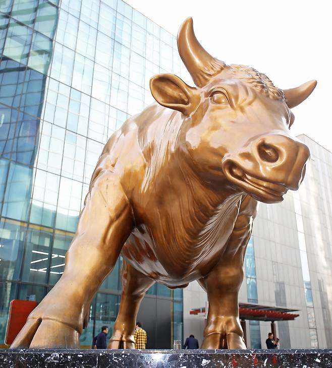 한국거래소 본사가 있는 부산국제금융센터(BIFC) 황소상. 황소는 주가상승을 의미한다. [한국거래소 제공]