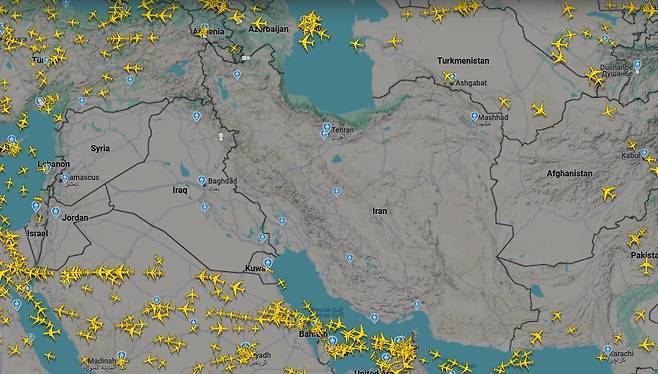 13일(현지시간) 이스라엘과 이란, 이라크, 요르단 등 중동 지역 영공으로 비행기가 통과하지 않고 있다. [플라이트레이더24 홈페이지 갈무리]