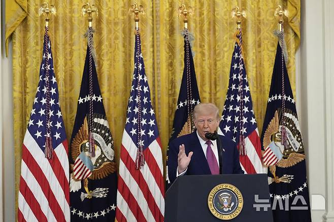 [워싱턴=AP/뉴시스]도널드 트럼프 대통령이 12일(현지 시간) 미국 워싱턴DC 백악관 이스트룸에서 2035년까지 휘발유차 신차 판매를 금지하는 캘리포니아주 규제를 무력화하는 결의안에 서명하고 있다. 2025.06.13.