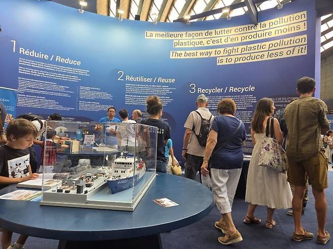 [니스=뉴시스] 이혜원 기자 = 12일(현지 시간) 프랑스 니스의 '라발렌'(La Baleine) 전시장을 찾은 관람객들이 '플라스틱 오디세이' 부스를 둘러보고 있다. 2025.06.13. hey1@newsis.com *재판매 및 DB 금지 *재판매 및 DB 금지