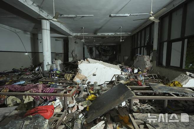 [아마다바드=AP/뉴시스] 12일(현지 시간) 인도 구자라트주 아마다바드에서 여객기가 추락하며 기체 꼬리 부분이 충돌한 건물 꼭대기 내부가 파손돼 있다. 이날 오후 아마다바드 공항에서 이륙한 영국행 에어인디아 AI171편 여객기가 추락해 탑승자 242명 가운데 1명을 제외한 전원이 숨졌으며, 추락 현장의 학생 등 약 50명도 사망한 것으로 전해졌다. 2025.06.13.