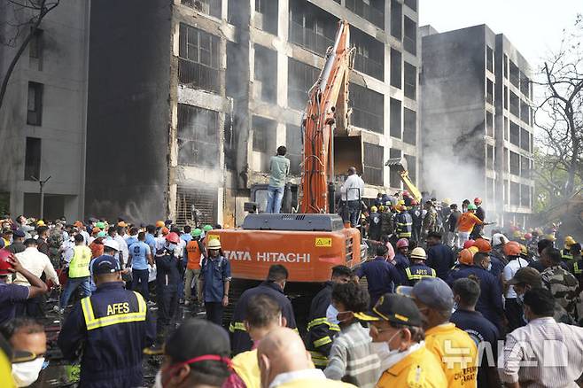 [아마다바드=AP/뉴시스] 12일(현지 시간) 인도 구자라트주 아마다바드에서 발생한 여객기 추락 사고 현장에서 수색·구조대가 작업하고 있다. 이날 오후 아마다바드 공항에서 이륙한 영국행 에어인디아 AI171편 여객기가 추락해 탑승자 242명 가운데 1명을 제외한 전원이 숨졌으며, 추락 현장의 학생 등 약 50명도 사망한 것으로 전해졌다. 2025.06.13.