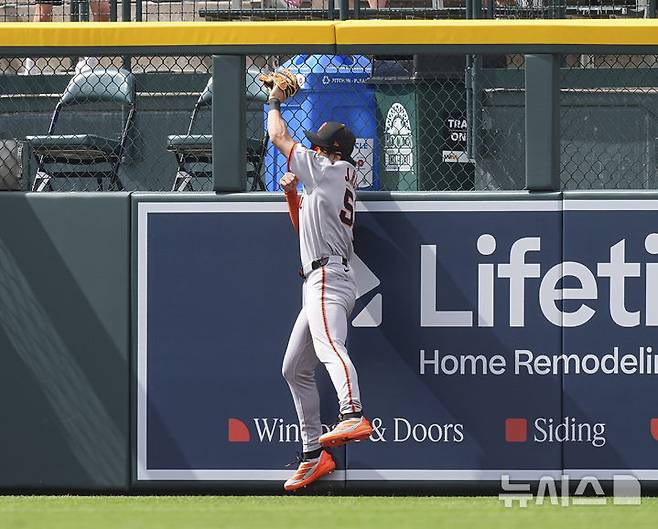 [덴버=AP/뉴시스] 샌프란시스코 자이언츠의 이정후가 12일(현지 시간) 미 콜로라도주 덴버의 쿠어스 필드에서 열린 2025 메이저리그 콜로라도 로키스와의 경기 9회 말 조던 벡의 타구를 펜스 앞에서 잡아내고 있다. 이정후는 4타수 1안타 1볼넷 1득점을 기록했고 팀은 7-8로 역전패했다. 2025.06.13.