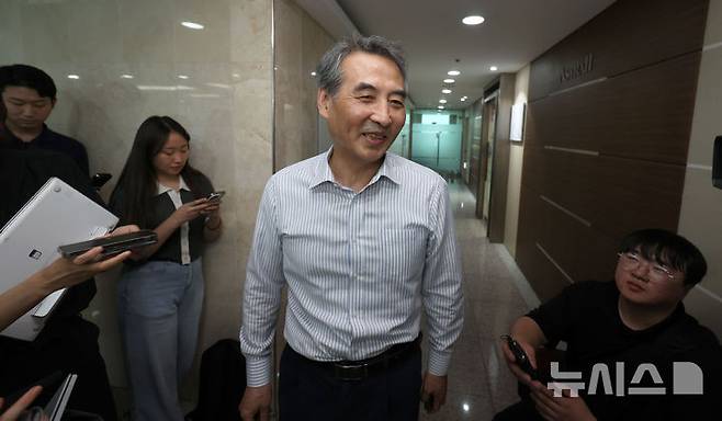 [서울=뉴시스] 김선웅 기자 = 김건희 특검 특별검사에 지명된 민중기 변호사(전 서울중앙지방법원장)이 13일 서울 서초구 소재 법무법인 사무실에서 취재진과 만나 질의응답을 하고 있다. 2025.06.13. mangusta@newsis.com