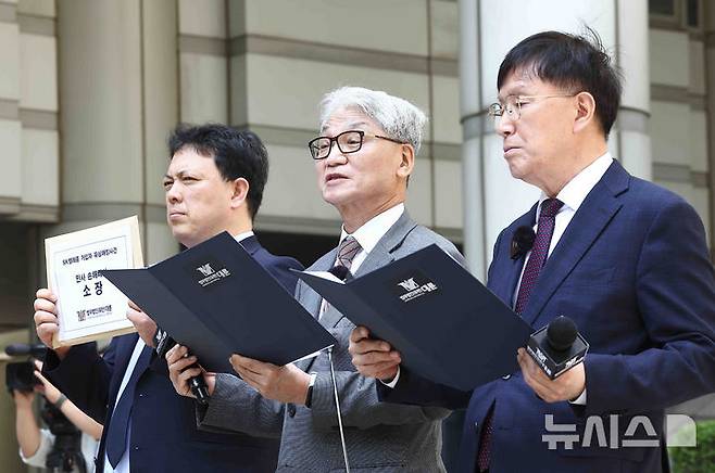 [서울=뉴시스] 김근수 기자 = 법무법인 대륜 소속 변호사들이 지난달 27일 서울 서초구 서울중앙지방법원 앞에서 SK텔레콤 개인정보 유출 사건 관련 민사소송 입장발표를 하고 있다. 2025.05.27. ks@newsis.com