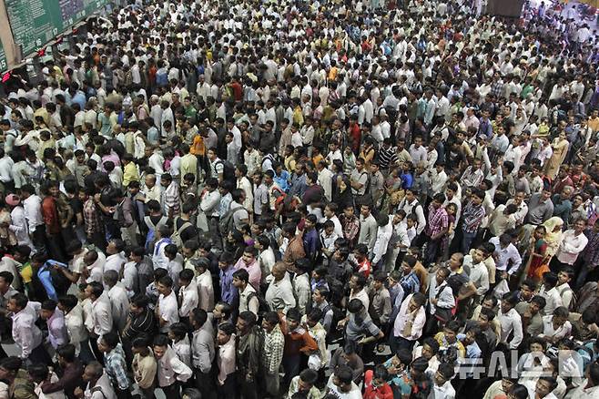 [아마다바드=AP/뉴시스]인도 아마다바드에 있는 기차역이 기차표를 구하려는 사람들로 붐비고 있다. 자료사진. 2025.06.13