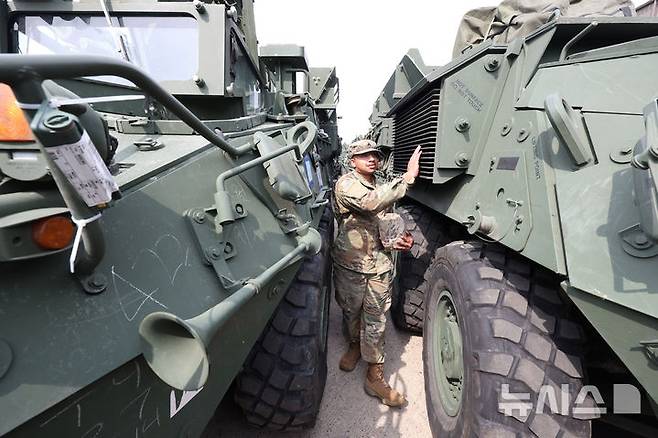 [동두천=뉴시스] 김명년 기자 = 13일 오전 경기 동두천시 캠프케이시에서 새로운 부대와 교대해 본국으로 귀환하는 주한미군 제2보병사단 제1스트라이커여단 장병들이 스트라이커 장갑차를 수송 전 최종점검하고 있다. 2025.06.13. kmn@newsis.com