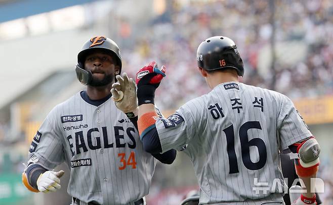 [서울=뉴시스] 김명년 기자 = 지난달 28일 서울 송파구 잠실야구장에서 열린 2025 KBO리그 한화 이글스와 LG 트윈스의 경기, 1회초 한화 선두타자 플로리얼이 홈런을 치고 하주석과 하이파이브하고 있다. 2025.05.28. kmn@newsis.com