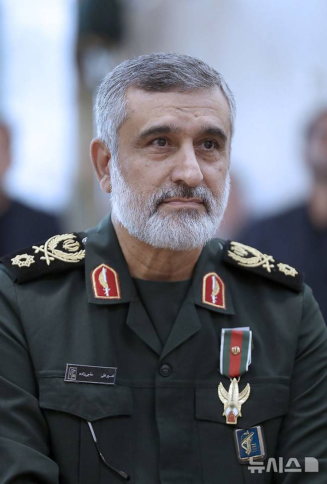 [테헤란(이란)=AP/뉴시스]아미르 알리 하지자데 이란 혁명수비대 항공우주사령관이 2024년 10월6일 테헤란에서 열린 기념식에서 아야톨라 알리 하메네이 최고지도자로부터 훈장을 받은 뒤 앉아 있다. 이스라엘은 이란 혁명수비대의 미사일 프로그램 책임자 알리 하지자데 장군이 이스라엘군의 공습으로 사망했다고 13일 주장했지만 이란은 이를 인정하지 않고 있다. 2025.06.13.