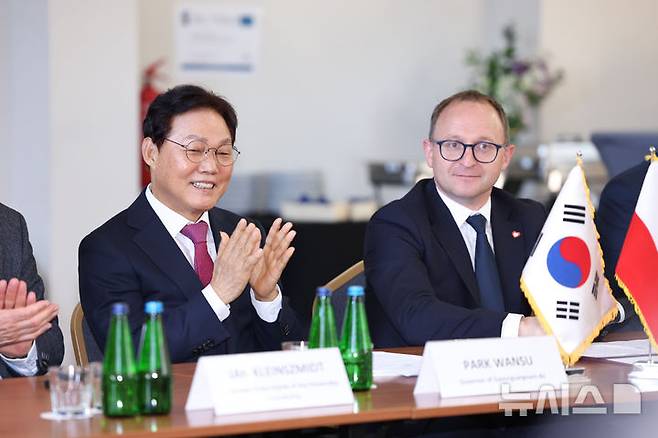 [폴란드=뉴시스]북유럽 3개국 순방에 나선 박완수(왼쪽) 경남도지사가 13일 오전(현지시각) 폴란드 포모르스키에주를 공식 방문해 마르친 스퀴에라프스키 부총리가 지켜보는 가운데 밝은 모습으로 박수치고 있다.(사진=경남도 제공) 2025.06.13. photo@newsis.com