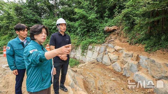 [과천=뉴시스] 신계용 시장이 최근 사방공사를 마친 문원 유아 숲을 찾아 현장을 직접 점검하고 있다. (사진=과천시 제공). 2025.06.13. photo@newsis.com