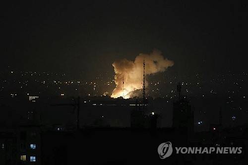이스라엘의 공습으로 이란 수도 테헤란 시대에 폭발 후 연기가 피어오르고 있다. [AP 연합뉴스]