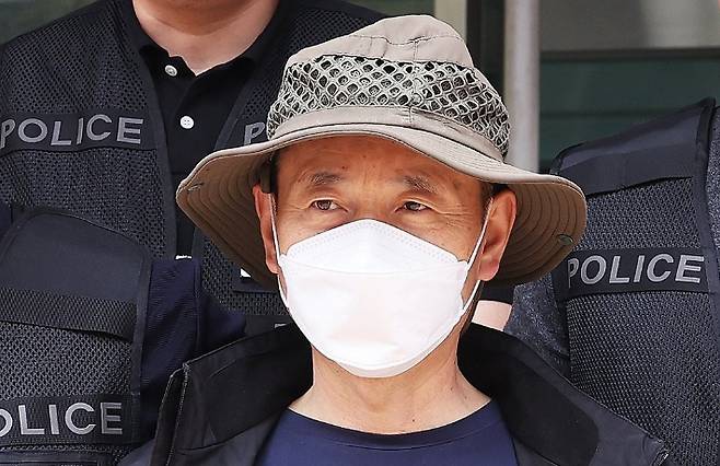 둔기와 흉기로 2명을 살해하고 2명을 다치게 한 이른바 '시흥 살인사건'의 피의자 중국동포 차철남(56)이 지난달 27일 경기도 시흥경찰서에서 검찰로 송치되고 있다. 연합뉴스