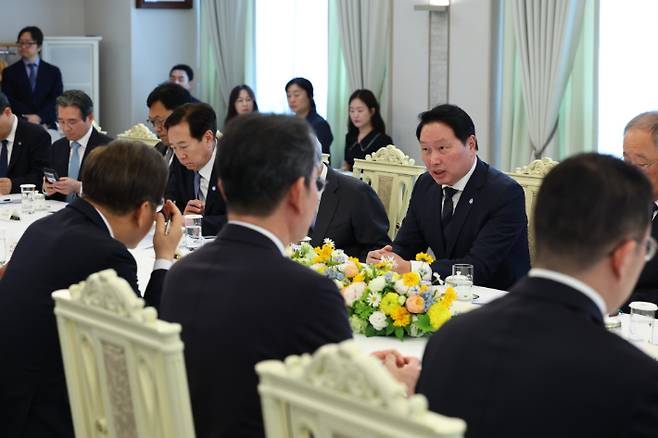 최태원 SK그룹 회장 겸 대한상공회의소 회장이 13일 서울 용산 대통령실에서 열린 이재명 대통령과의 6경제단체·기업인 간담회에서 발언하고 있다. 연합뉴스