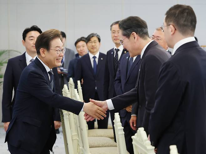 이재명 대통령이 13일 서울 용산 대통령실에서 열린 6경제단체·기업인 간담회에서 이재용 삼성전자 회장과 악수하고 있다. 연합뉴스