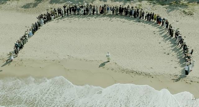 연극배우 박정자씨가 자신이 출연한 작품명이 적한 만장 깃발을 든 150여명의 지인들에게 둘러싸여 있다. 쥬네스