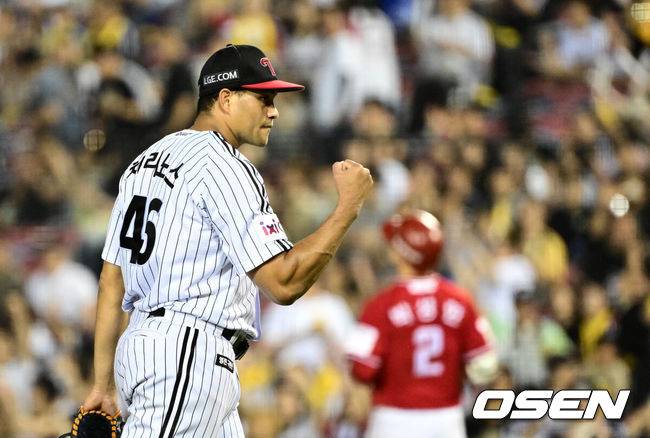 [OSEN=잠실, 지형준 기자] 12일 오후 서울 잠실구장에서 ‘2025 신한 SOL Bank KBO리그’ LG 트윈스와 SSG 랜더스의 경기가 열렸다.LG는 치리노스, SSG는 전영준을 선발로 내세웠다. 5회초 2사 2루에서 LG 치리노스가 SSG 박성한을 유격수 땅볼로 처리하며 기뻐하고 있다. 2025.06.12 /jpnews@osen.co.kr