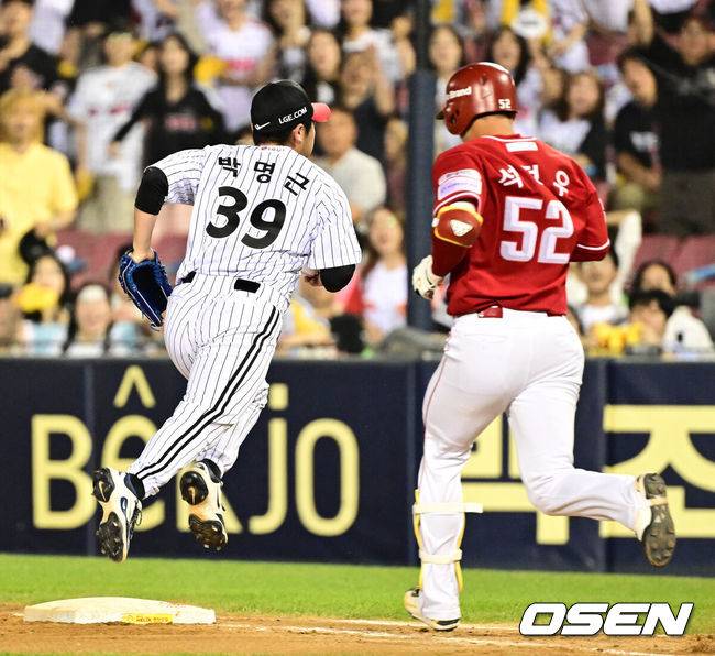 [OSEN=잠실, 지형준 기자] 프로야구 LG 트윈스가&nbsp;SSG 랜더스 상대로 이틀 연속 역전승을 거두며 1위 자리를 지켰다.&nbsp;LG는 12일 서울 잠실구장에서 열린 2025 KBO리그&nbsp;SSG와 시즌 12차전 맞대결에서 7-4로 승리했다. LG는 2위 한화와 승차를 0.5경기 차이로 1위를 지켜냈다.&nbsp;박동원이 대타로 나와 2타점 역전 결승 2루타로 해결사가 됐다.&nbsp;선발 투수 치리노스는 5⅔이닝 9피안타 2볼넷 5탈삼진 4실점으로 승리 투수가 됐다. 시즌 7승째를 기록했다.9회초 2사 1루에서 LG 박명근이 SSG 석정우를 투수 앞 땅볼로 처리하며 경기를 마무리하고 있다. 2025.06.12 /jpnews@osen.co.kr