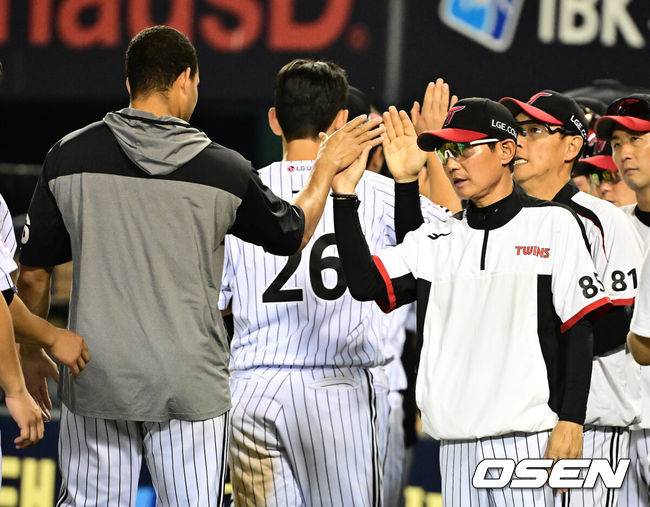 [OSEN=잠실, 지형준 기자] 프로야구 LG 트윈스가&nbsp;SSG 랜더스 상대로 이틀 연속 역전승을 거두며 1위 자리를 지켰다.&nbsp;LG는 12일 서울 잠실구장에서 열린 2025 KBO리그&nbsp;SSG와 시즌 12차전 맞대결에서 7-4로 승리했다. LG는 2위 한화와 승차를 0.5경기 차이로 1위를 지켜냈다.&nbsp;박동원이 대타로 나와 2타점 역전 결승 2루타로 해결사가 됐다.&nbsp;선발 투수 치리노스는 5⅔이닝 9피안타 2볼넷 5탈삼진 4실점으로 승리 투수가 됐다. 시즌 7승째를 기록했다.경기를 마치고 LG 염경엽 감독이 치리노스와 승리 세리머니를 하고 있다. 2025.06.12 /jpnews@osen.co.kr