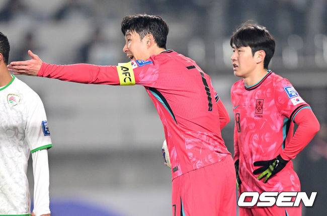 [OSEN=고양, 최규한 기자] 대한민국 대표팀이 홈에서 오만에 1-1로 비겼다.&nbsp;홍명보(56)&nbsp;감독이 이끄는 한국 축구 대표팀은 20일 오후 8시 고양종합운동장에서 열린 2026 국제축구연맹(FIFA) 북중미 월드컵 아시아지역 3차 예선 B조 7차전 오만과 맞대결을 치러 1-1로 비겼다. 전반 한국 손흥민과 이강인이 프리킥을 앞두고 주심에게 어필하고 있다. 2025.03.20 / dreamer@osen.co.kr