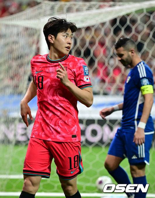 [OSEN=상암, 조은정 기자]서울월드컵경기장이 화려한 골 폭죽으로 물들었다. 홍명보호가 월드컵 예선 마지막 경기에서 팬들에게 시원한 대승을 선물했다.홍명보 감독이 이끄는 대한민국 축구대표팀은 10일 오후 8시 서울월드컵경기장에서 열린 2026 국제축구연맹(FIFA) 북중미 월드컵 아시아 3차 예선 조별리그 B조 10차전 최종전에서 쿠웨이트를 4-0으로 격파했다.후반 한국 이강인이 팀의 두 번째 골을 성공시킨 뒤 기뻐하고 있다. 2025.06.10 /cej@osen.co.kr