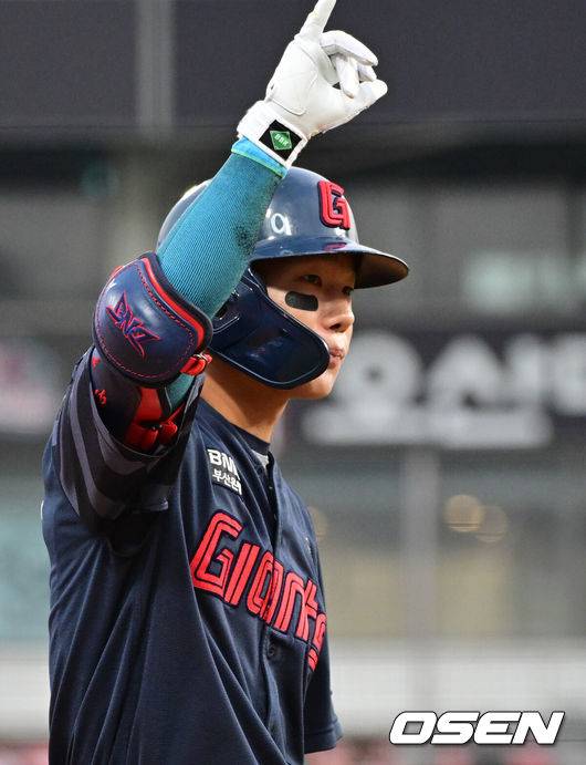 [OSEN=수원, 조은정 기자]12일 오후 수원 KT위즈파크에서 ‘2025 신한 SOL Bank KBO리그’ KT 위즈와 롯데 자이언츠의 경기가 열렸다.이날 홈팀 KT의 선발투수는 소형준, 방문팀 롯데는 김진욱이 나선다.3회초 1사 1,2루 롯데 장두성이 2타점 3루타를 날린뒤 베이스로 쇄도하고 있다. 2025.06.12 /cej@osen.co.kr