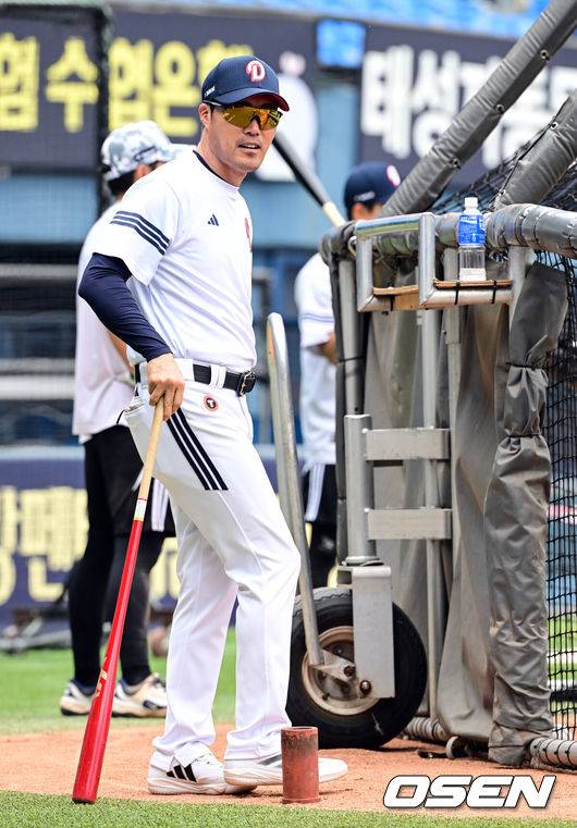 [OSEN=잠실, 조은정 기자]13일 서울 잠실야구장에서 ‘2024 신한 SOL Bank KBO리그’ 두산 베어스와 키움 히어로즈의 경기가 열린다.이날 홈팀 두산은 최승용을, 원정팀 키움은 알칸타라를 선발 투수로 내세웠다.두산 조성환 감독대행이 훈련을 지켜보고 있다. 2025.06.13 /cej@osen.co.kr