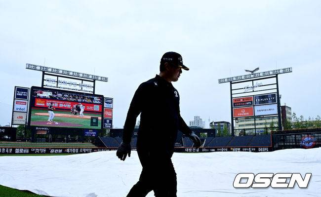 [OSEN=대전, 지형준 기자] 13일 대전 한화생명볼파크에서 2025 신한 SOL Bank KBO리그 한화 이글스와 LG 트윈스의 경기가 열린다.LG가 40승 26패 1무(승률 .606)로 1위, 한화는 40승 27패(승률 .597)로 2위다. 0.5경기 차이다. 경기 결과에 따라 1위가 바뀔 수도 있다.&nbsp;경기가 열릴지는 미지수. 대전 한화생명볼파크에는 비가 내리고 있다. 한화 선수들이 배팅 훈련을 끝내고, 오후 3시 10분쯤 대형 방수포로 그라운드를 덮었다.&nbsp;일기예보에 따르면 오후 4시~5시&nbsp;7mm, 오후 5~6시 8mm, 오후 6~7시에는 5mm의 비 예보가 있다.관계자가 그라운드에 방수포 작업을 하고 있다.. 2025.06.13 /jpnews@osen.co.kr