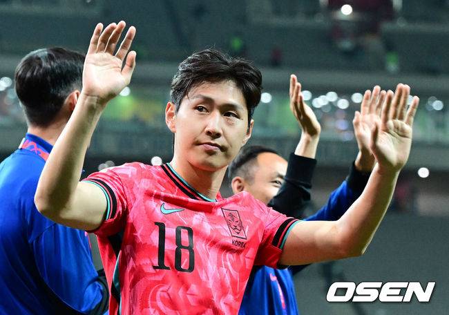 [OSEN=서울월드컵경기장, 지형준 기자] 대한민국 대표팀이 무려 15년 만에 패배 없이 최종예선을 마무리했다.&nbsp;홍명보 감독이 이끄는 대한민국&nbsp;축구 국가대표팀은 10일 서울월드컵경기장에서 열린&nbsp;2026 국제축구연맹(FIFA) 북중미 월드컵 아시아지역 최종예선 3차 예선 B조 10차전에서 쿠웨이트와 맞붙어 4-0으로 대승했다.이번 승리로 한국은 승점 22점(6승 4무)을 만들면서 패배 없이 최종예선을 마쳤다.경기를 마치고 축구대표팀 이강인이 팬들에게 인사를 하고 있다. 2025.06.10 /jpnews@osen.co.kr