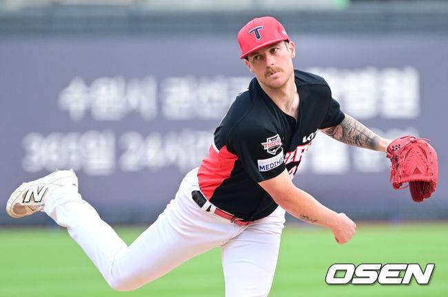 [OSEN=수원, 최규한 기자] 1일 수원 KT위즈파크에서 ‘2025 신한 SOL Bank KBO리그’ KT 위즈와 KIA 타이거즈의 경기가 열렸다.홈팀 KT는 조이현, 방문팀 KIA는 애덤 올러를 선발로 내세웠다.1회말 KIA 선발 올러가 힘차게 공을 뿌리고 있다. 2025.06.01 / dreamer@osen.co.kr