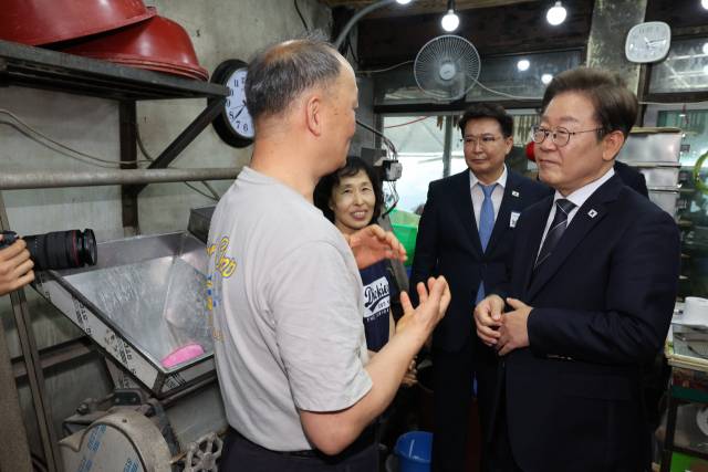 ▲이재명 대통령이 13일 기본소득 실시지역 현황점검을 위해 방문한 경기도 연천군의 한 방앗간에서 주인과 대화하고 있다. ⓒ연합뉴스