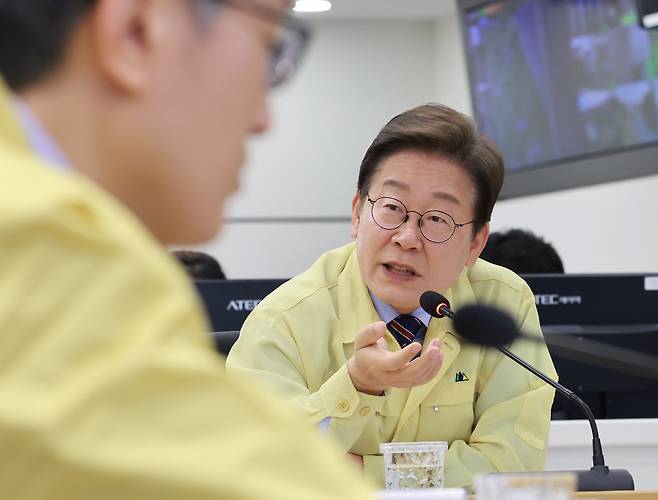 이재명 대통령이 12일 서울 서초구 한강홍수통제소에서 수해(장마) 대비 현장 점검 회의를 주재하고 있다.&nbsp; &nbsp; 연합뉴스