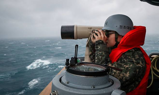 해군 이지스구축함 정조대왕함에서 실시된 전투배치 훈련에서 승조원이 전방을 견시하고 있다. 세계일보 자료사진