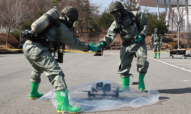 공군 폭발물처리팀이 위험물을 제거하고 있다. 세계일보 자료사진
