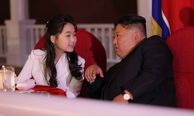 북한이 지난 12일 라진조선소에서 새로 건조한 해군 구축함을 '강건호'로 명명하고 진수기념식을 개최했다고 조선중앙통신이 13일 보도했다. 평양=조선중앙통신·연합뉴스