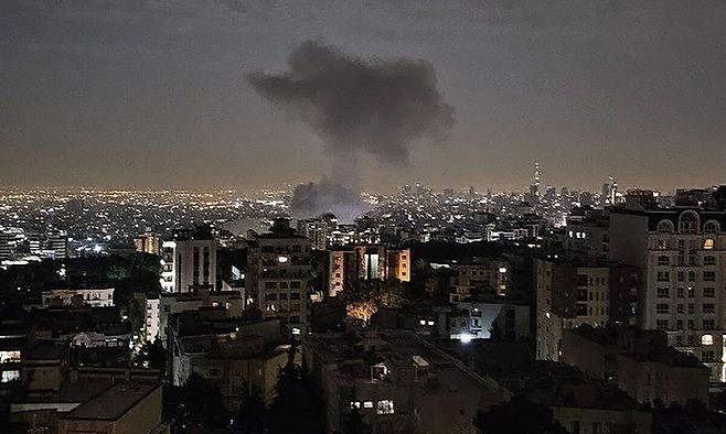 이란 수도 테헤란에서 연기가 피어오르고 있다. AFP연합뉴스