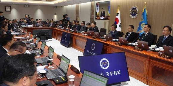 이재명 대통령이 지난 10일 서울 용산 대통령실에서 윤석열 정부의 장·차관들과 국무회의를 하고 있다. 연합뉴스