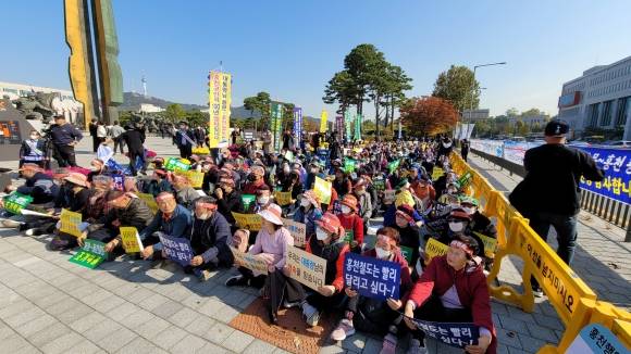 강원 홍천군민 600여명이 2022년 10월 27일 서울 용산 전쟁기념관 상징탑 앞에서 결의대회를 갖고 용문~홍천 철도 건설 사업 예비타당성조사 면제를 촉구하고 있다.  홍천군 제공