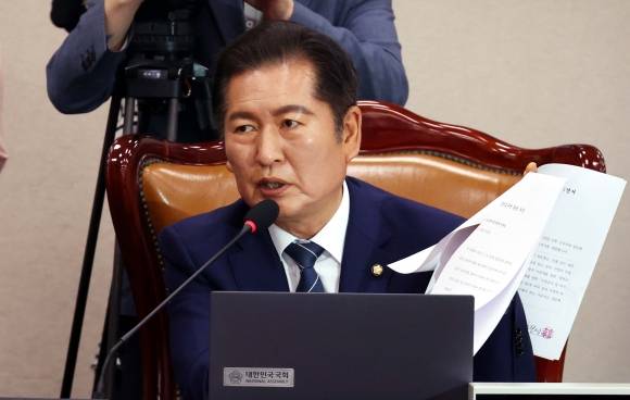 정청래 국회 법제사법위원장이 14일 오전 서울 여의도 국회 법사위에서 열린 조희대 대법원장 등 사법부의 대선개입 의혹 진상규명 청문회에서 조희대 대법원장 등 대법관들의 불출석 사유서를 공개하고 있다. 2025.5.14 뉴시스