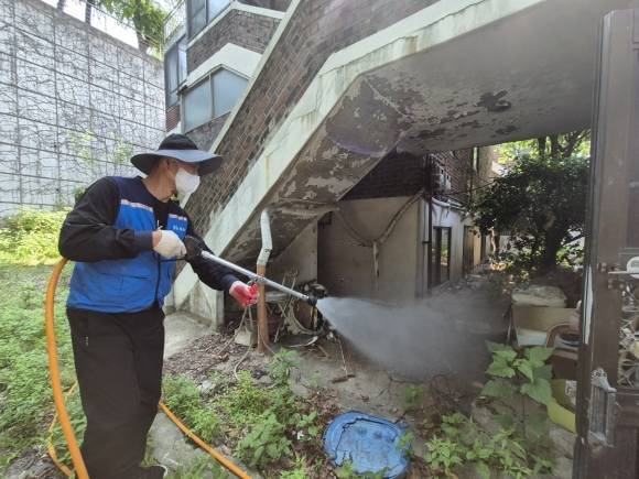 성동구 소속 직원이 방역 취약 지역인 빈집을 방역하는 모습. 성동구 제공