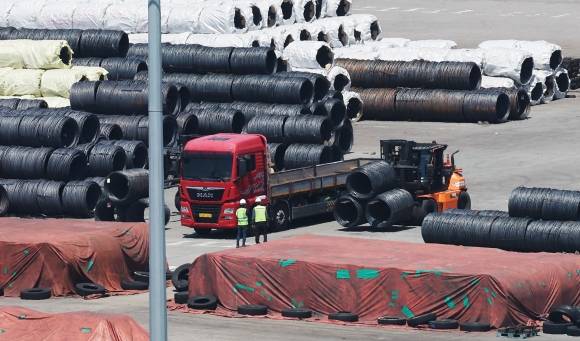 미국, 철강ㆍ알루미늄 관세 50% - 미국, 철강ㆍ알루미늄 관세 50% (평택=연합뉴스) 홍기원 기자 = 도널드 트럼프 대통령이 미국으로 수입되는 외국산 철강·알루미늄 제품에 대해 인상하기로 한 50% 관세가 발효된 4일 경기도 평택항에 철강 제품이 쌓여 있다. 트럼프 대통령은 전날 외국산 철강·알루미늄 제품에 대한 관세율을 25%에서 50%로 인상하는 포고문에 서명했다. 이 관세는 포고문에 적시된 대로 미국 동부 시간 이날 0시1분(한국시간 4일 오후 1시1분)을 기해 발효됐다. 2025.6.4 xanadu@yna.co.kr (끝) <저작권자(c) 연합뉴스, 무단 전재-재배포, AI 학습 및 활용 금지>